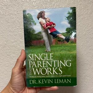 Single Parenting That Works by Dr. Kevin Leman - Green Cover